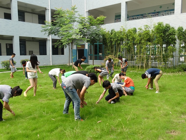 我系组织入党积极分子开展义务劳动 我系组织入党积极分子开展义务劳动