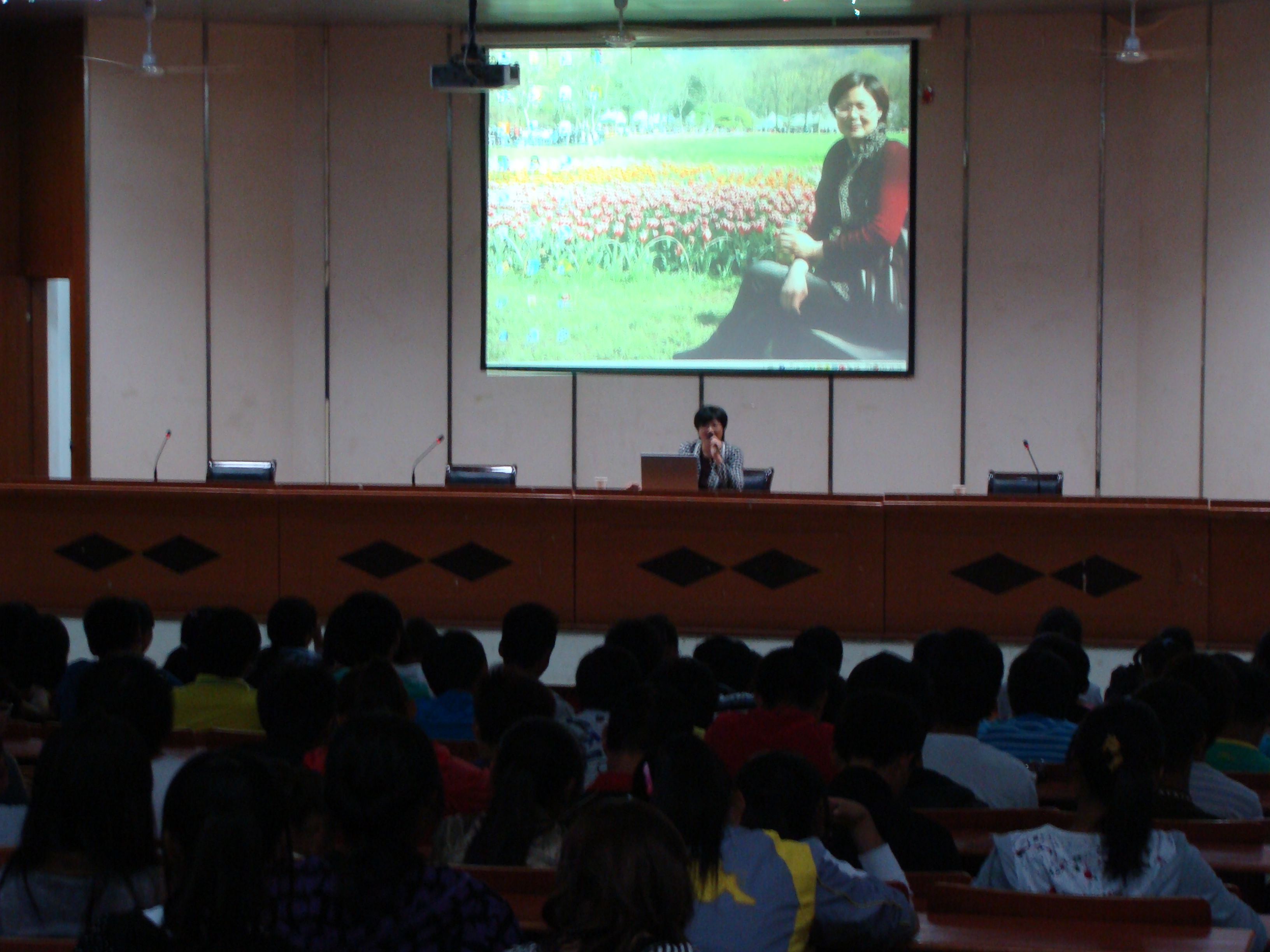 柴文君老师为我系新生做专题讲座—2011级新生入学教育系列活动七 柴文君老师为我系新生做专题讲座—2011级新生入学教育系列活动七